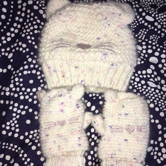 Gap gloves and hat - Picture 1 of 3